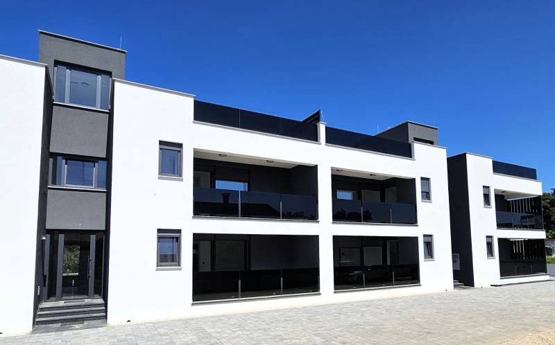 CHORVÁTSKO - Apartmány na ostrove VIR, Zadar - Moderný 3-izbový byt v meste Vir s minimalistickou architektúrou a priestrannými balkónmi.