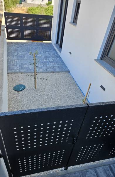 CHORVÁTSKO - Apartmány na ostrove VIR, Zadar - Dvor pri 3-izbovom byte vo Vire so záhradou a moderným plotom.