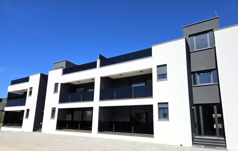 CHORVÁTSKO - Apartmány na ostrove VIR, Zadar - Moderná budova s balkónmi v meste Vir, vhodná pre 3-izbový byt.