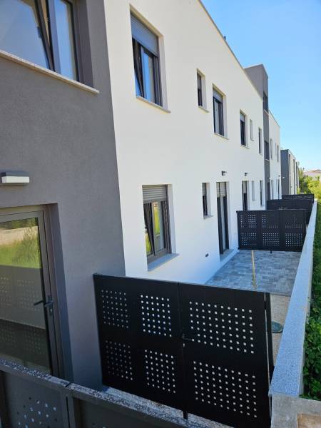 CHORVÁTSKO - Apartmány na ostrove VIR, Zadar - Radové domy s terasami v meste Vir, priestor pre 3-izbový byt.