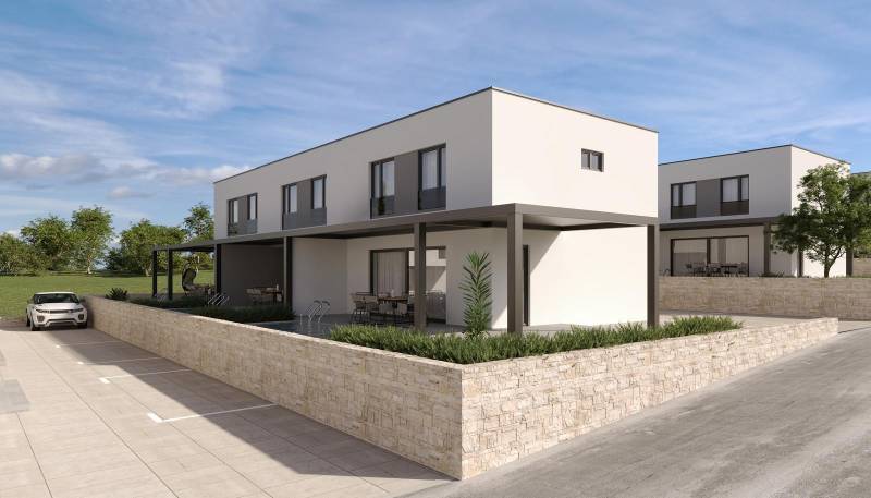 CHORVÁTSKO - Nový apartmánový komplex - MANDRE, ostrov PAG - Exteriér 4-izbového bytu v Mandre s terasou, modernou architektúrou a zaparkovaným autom.