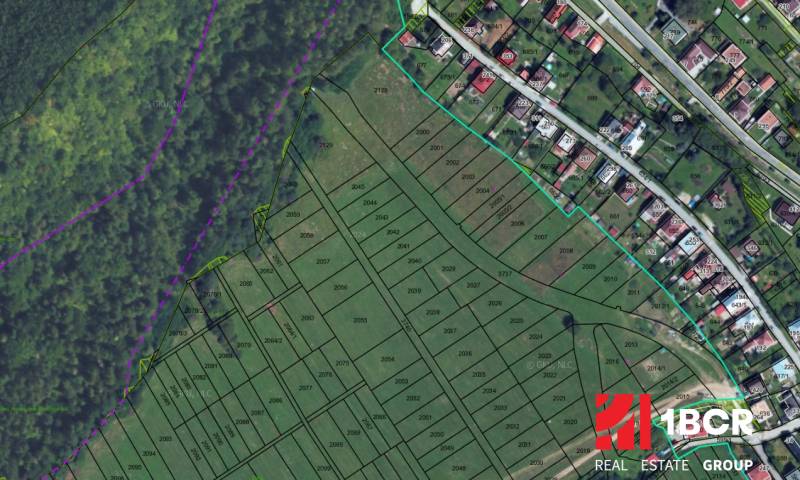 INVESTIČNÝ POZEMOK, SNEŽNICA - Plán Developerských pozemkov v Snežnici so zobrazenými parcelami a okolitým lesom.