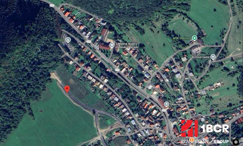 INVESTIČNÝ POZEMOK, SNEŽNICA - Letecká mapa Developerských pozemkov v Snežnici, obkolesená zeleňou a susediacou zástavbou.