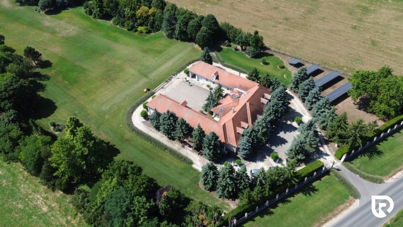 Exkluzívna honosná kúria | 3 ha pozemok | Dunakiliti - HU - Letecký pohľad na nehnuteľnosť v Dunakiliti s veľkým pozemkom a solárnymi panelmi.