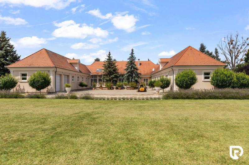 Exkluzívna honosná kúria | 3 ha pozemok | Dunakiliti - HU - Exteriér zvláštnych nehnuteľností v Dunakiliti s rozľahlým dvorom a stromami.