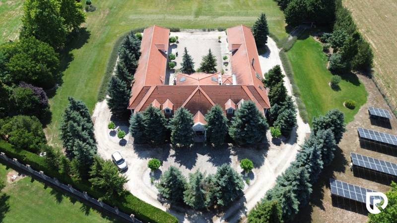 Exkluzívna honosná kúria | 3 ha pozemok | Dunakiliti - HU - Letecký pohľad na zvláštne nehnuteľnosti v Dunakiliti obklopené záhradou a solárnymi panelmi.