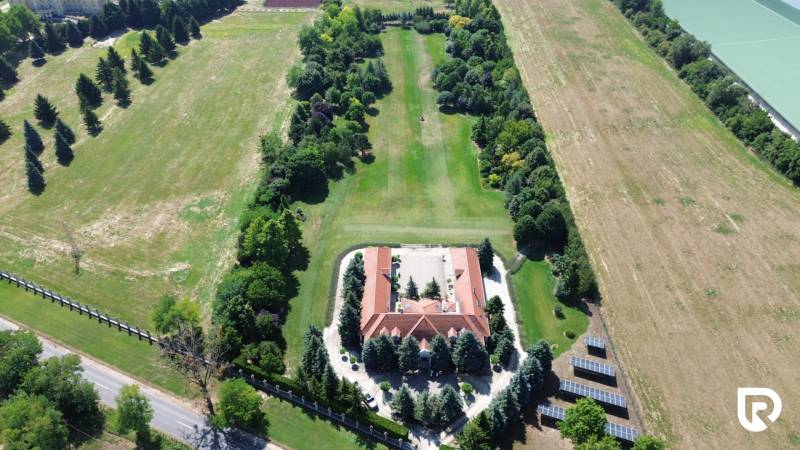 Exkluzívna honosná kúria | 3 ha pozemok | Dunakiliti - HU - Letecký pohľad na rozsiahly pozemok a budovu obklopenú zeleňou v Dunakiliti.