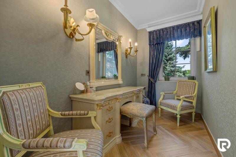 Exkluzívna honosná kúria | 3 ha pozemok | Dunakiliti - HU - Klasický interiér so zrkadlom, zdobeným nábytkom, stenovými svietidlami a podlahou s dreveným dekorom.