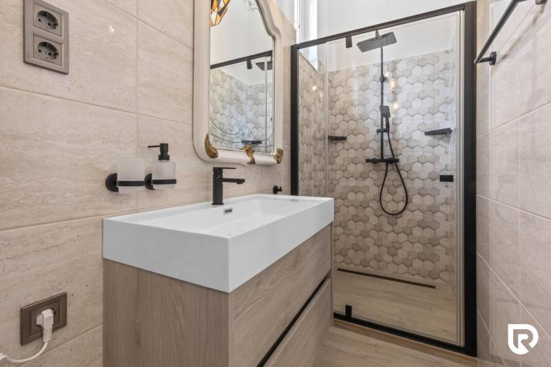 Exkluzívna honosná kúria | 3 ha pozemok | Dunakiliti - HU - Kúpeľňa so sprchovacím kútom a umývadlom, podlaha s dreveným dekorom v Zvláštnych nehnuteľnostiach.