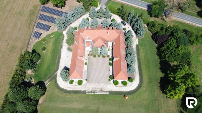 Exkluzívna honosná kúria | 3 ha pozemok | Dunakiliti - HU - Pohľad zhora na rozľahlý areál s vnútorným nádvorím v Dunakiliti, zvláštne nehnuteľnosti.