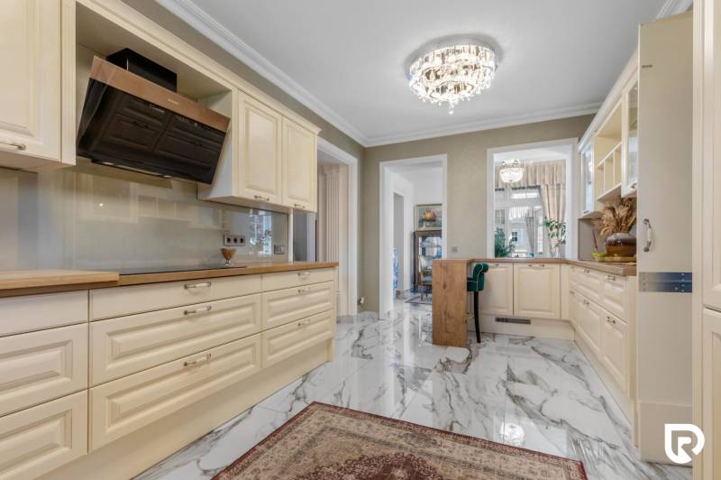 Exkluzívna honosná kúria | 3 ha pozemok | Dunakiliti - HU - Štýlová kuchyňa so svetlým nábytkom a lesklou dlažbou v Zvláštnych nehnuteľnostiach.