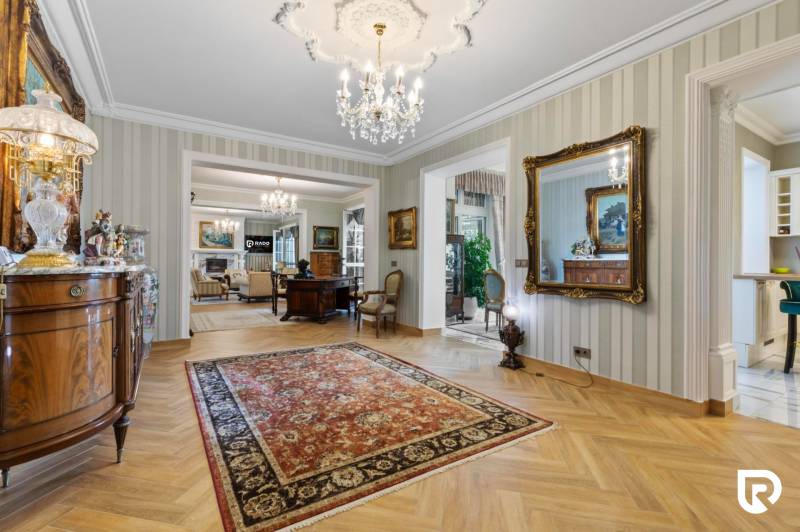 Exkluzívna honosná kúria | 3 ha pozemok | Dunakiliti - HU - Interiér Zvláštne nehnuteľnosti s podlahou s dreveným dekorom, zrkadlom a lustrom.