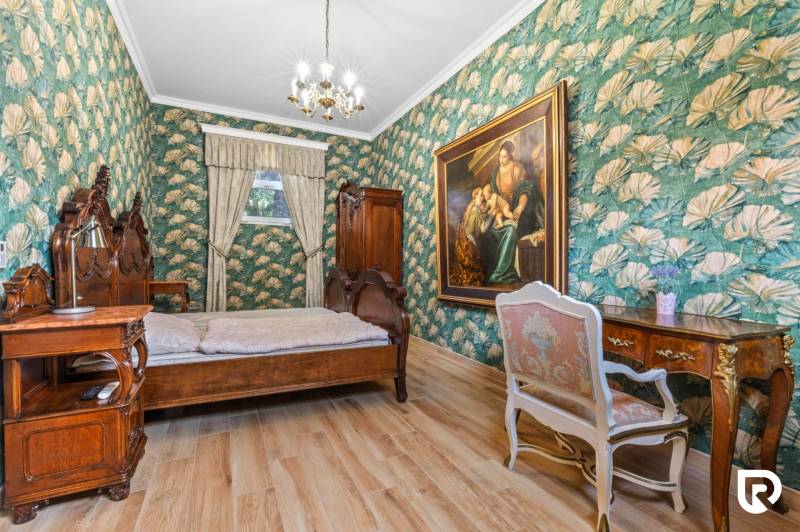 Exkluzívna honosná kúria | 3 ha pozemok | Dunakiliti - HU - Izba so zdobeným nábytkom, tapetami s rastlinným vzorom a podlahou s dreveným dekorom.