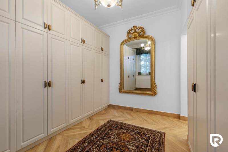 Exkluzívna honosná kúria | 3 ha pozemok | Dunakiliti - HU - Zvláštne nehnuteľnosti s veľkým zrkadlom, skriňami a podlahou s dreveným dekorom.