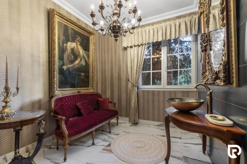 Exkluzívna honosná kúria | 3 ha pozemok | Dunakiliti - HU - Luxusný interiér so zlatými doplnkami, obrazom, lustrom a červeným gaučom. Zvláštne nehnuteľnosti.