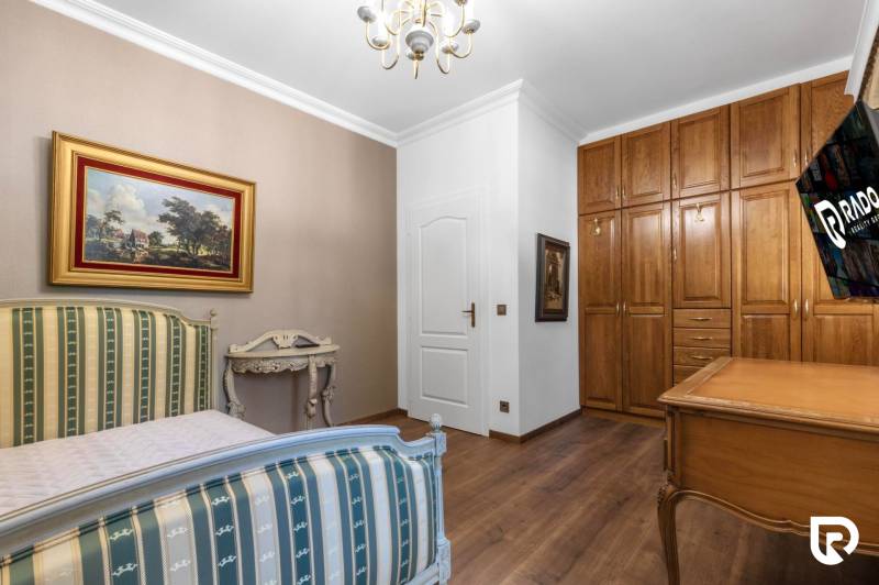 Exkluzívna honosná kúria | 3 ha pozemok | Dunakiliti - HU - Izba so skriňami z dreva, podlaha s dreveným dekorom, obraz a stolík.