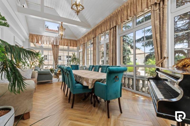 Exkluzívna honosná kúria | 3 ha pozemok | Dunakiliti - HU - Jedáleň s podlahou s dreveným dekorom, klavírom a modrými stoličkami v Zvláštnych nehnuteľnostiach.