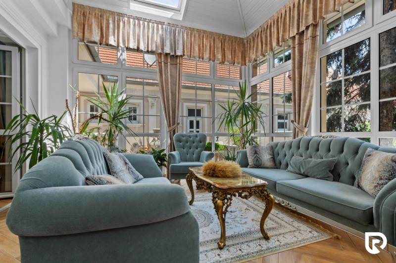 Exkluzívna honosná kúria | 3 ha pozemok | Dunakiliti - HU - Luxusný obývací priestor so zamatovými pohovkami a podlahou s dreveným dekorom.