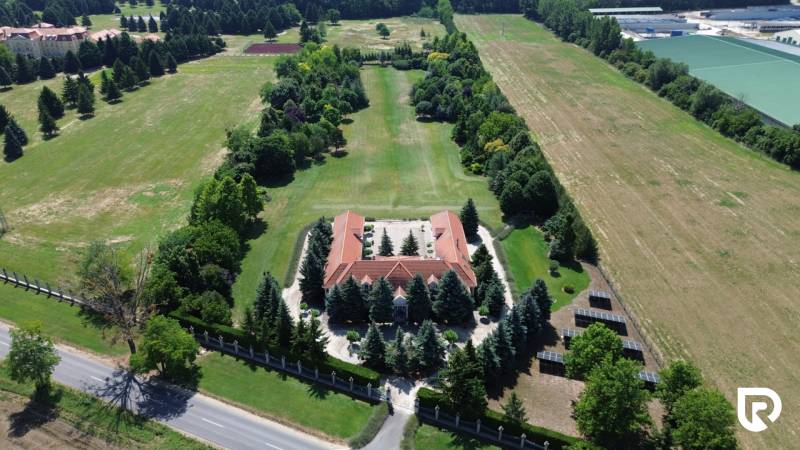 Exkluzívna honosná kúria | 3 ha pozemok | Dunakiliti - HU - Letecký pohľad na zvláštne nehnuteľnosti v Dunakiliti s krásnou záhradou a alejou stromov.