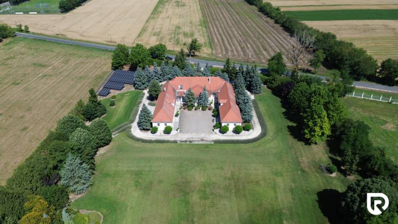 Exkluzívna honosná kúria | 3 ha pozemok | Dunakiliti - HU - Letecký pohľad na Zvláštne nehnuteľnosti v Dunakiliti obklopené zeleňou a poliami.