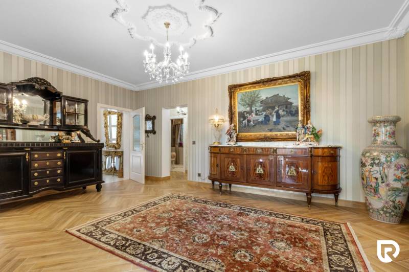 Exkluzívna honosná kúria | 3 ha pozemok | Dunakiliti - HU - Elegantný interiér so starožitným nábytkom a podlahou s dreveným dekorom, Zvláštne nehnuteľnosti.