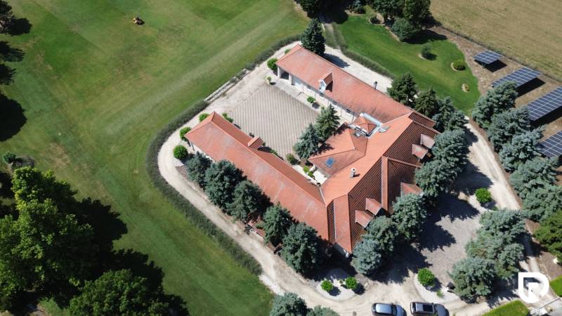 Exkluzívna honosná kúria | 3 ha pozemok | Dunakiliti - HU - Pohľad zhora na zvláštnu nehnuteľnosť v Dunakiliti so solárnymi panelmi a záhradou.