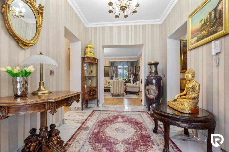 Exkluzívna honosná kúria | 3 ha pozemok | Dunakiliti - HU - Interiér zvláštnej nehnuteľnosti s bohatými dekoráciami, sochou a zrkadlom.