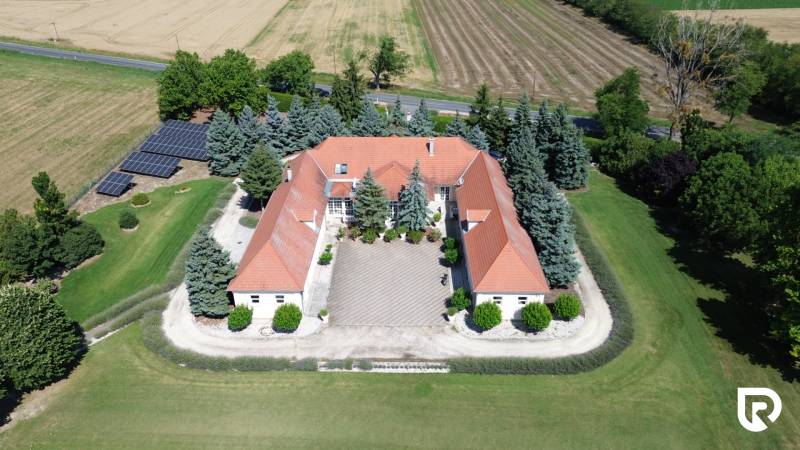 Exkluzívna honosná kúria | 3 ha pozemok | Dunakiliti - HU - Vidiecka rezidencia so solárnymi panelmi obkolesená zeleňou v Dunakilitoch, Zvláštne nehnuteľnosti.