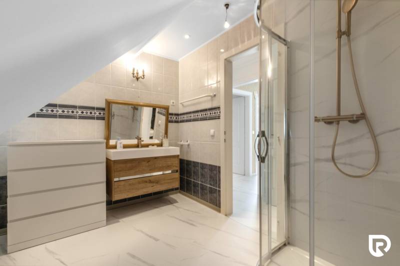 Exkluzívna honosná kúria | 3 ha pozemok | Dunakiliti - HU - Kúpeľňa so sprchovým kútom, umývadlom a podlahou s dreveným dekorom v Zvláštnych nehnuteľnostiach.