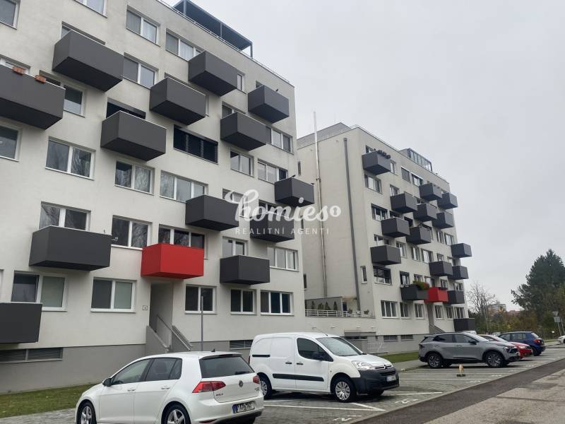 PRENÁJOM parkovacieho miesta - Chrenová - Bytovka na Lomnickej ulici v Nitre s garážovými stojiskami a balkónmi.