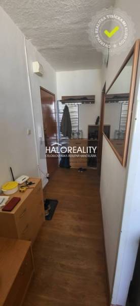 Predaj, jednoizbový byt Žiar nad Hronom, Novomeského - Vstupná chodba v 1-izbovom byte s podlahou s dreveným dekorom, zrkadlom a úložnými priestormi.