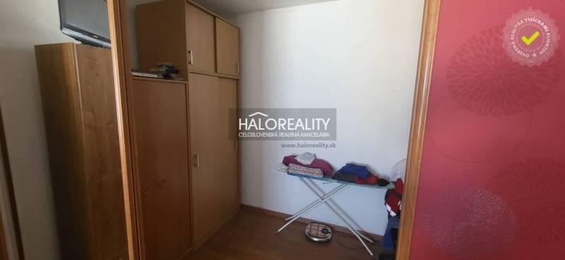 Predaj, jednoizbový byt Žiar nad Hronom, Novomeského - Šatník v 1-izbovom byte s dreveným dekorom, úložné skrine, žehliaca doska.