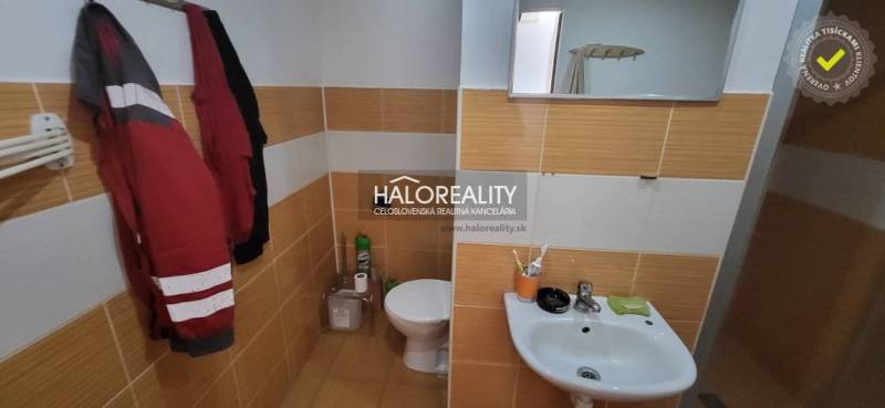 Predaj, jednoizbový byt Žiar nad Hronom, Novomeského - Kúpeľňa s toaletou a umývadlom v 1-izbovom byte s obkladmi v teplých tónoch.