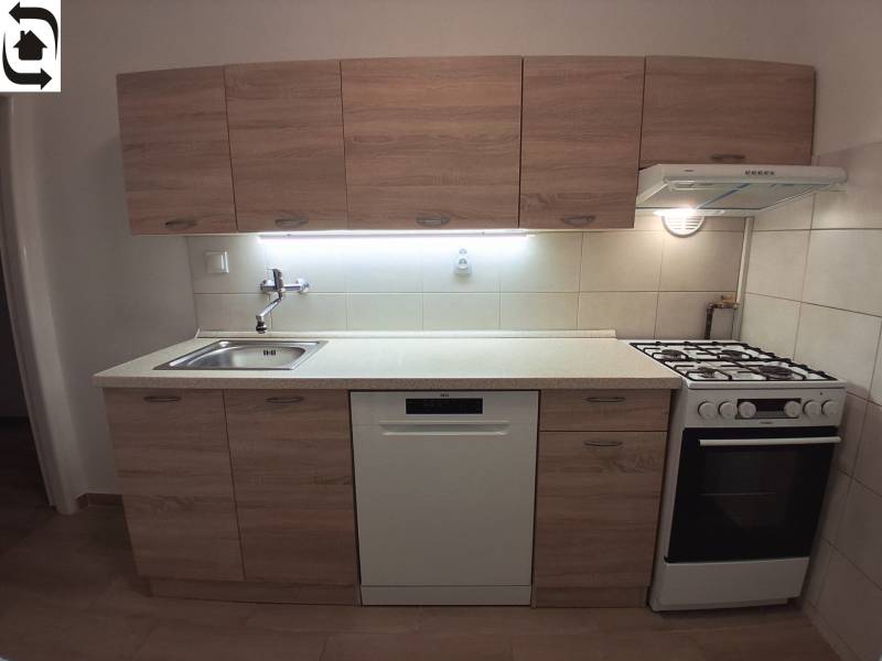 Prenájom 3 izbového bezbariérového bytu, Vetvová ulica, Bratislava - Kuchyňa s drevenými dekorom, umývadlom, umývačkou a sporákom v 3-izbovom byte.