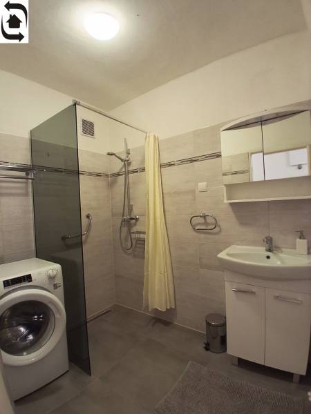 Prenájom 3 izbového bezbariérového bytu, Vetvová ulica, Bratislava - Kúpeľňa so sprchovacím kútom, práčkou a zrkadlovou skrinkou v 3-izbovom byte.