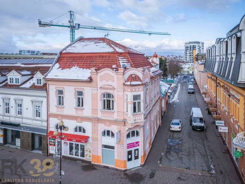 Exkluzívne: Predaj budovy v centre mesta Poprad - Budova v meste Poprad s historickou architektúrou a zasneženou strechou.