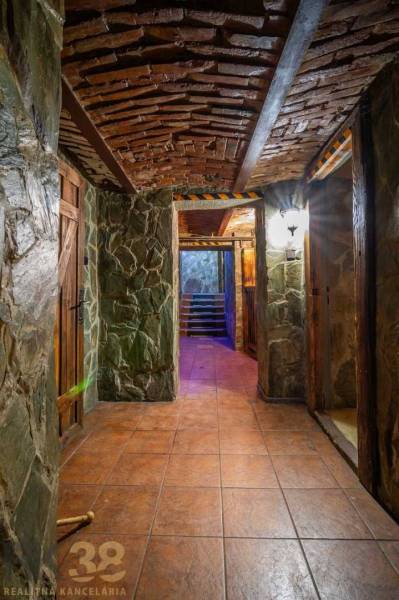 Exkluzívne: Predaj budovy v centre mesta Poprad - Kamenité steny a tehlový strop vytvárajú rustikálnu atmosféru interiéru budovy.