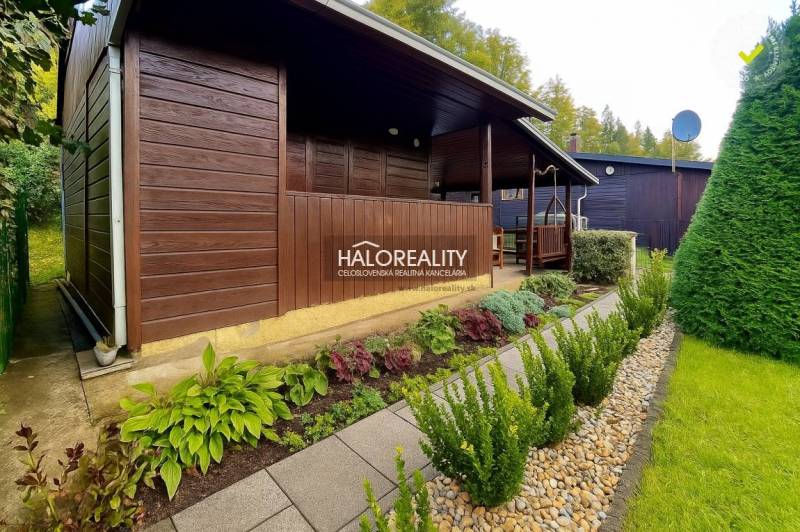 Predaj, záhradná chata Bytča, Veľká Bytča - ZNÍŽENÁ ... - Drevená chatka v záhradách v Bytči, obklopená udržiavanou zeleňou a chodníkom z dlaždíc.