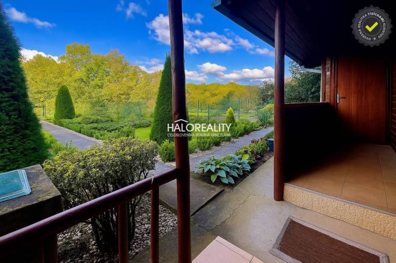 Predaj, záhradná chata Bytča, Veľká Bytča - ZNÍŽENÁ ... - Záhrady v Bytči s udržiavanými chodníkmi, živým plotom a výhľadom na zeleň.