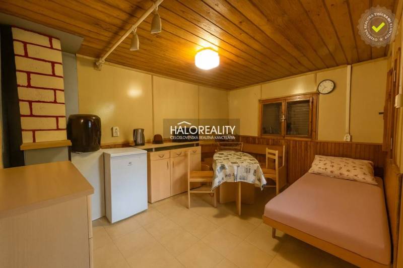 Predaj, záhradná chata Bytča, Veľká Bytča - ZNÍŽENÁ ... - Izba s podlahou s dreveným dekorom, jednoduchým zariadením, posteľou a kuchynským kútom.