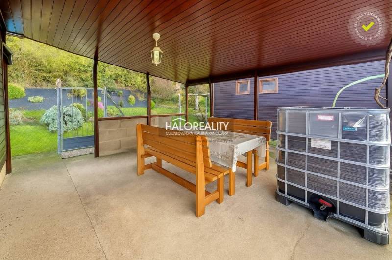 Predaj, záhradná chata Bytča, Veľká Bytča - ZNÍŽENÁ ... - Krytá terasa so stolom, lavičkami a výhľadom do záhrad v Bytči.