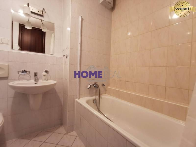 SLNEČNÝ KOMPLETNE ZARIADENÝ 2 IZB. BYT PRI ŠTRKOVECKOM JAZERE.  - Kúpeľňa v 2-izbovom byte s vaňou, umývadlom a zrkadlom.