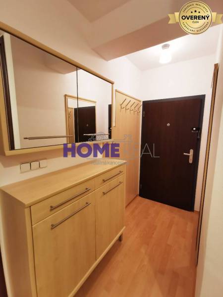 SLNEČNÝ KOMPLETNE ZARIADENÝ 2 IZB. BYT PRI ŠTRKOVECKOM JAZERE.  - Chodba v 2-izbovom byte s podlahou s dreveným dekorom, zrkadlom a skrinkou.