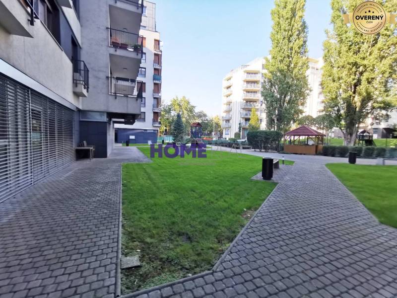 SLNEČNÝ KOMPLETNE ZARIADENÝ 2 IZB. BYT PRI ŠTRKOVECKOM JAZERE.  - Pohľad na obytnú zónu s chodníkom a zelenými trávnikmi v Bratislave na Drieňovej.