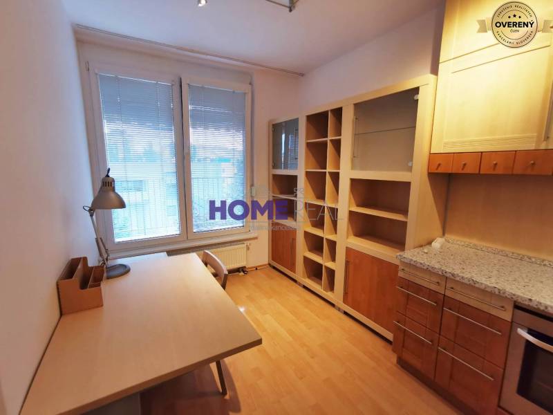 SLNEČNÝ KOMPLETNE ZARIADENÝ 2 IZB. BYT PRI ŠTRKOVECKOM JAZERE.  - Pracovňa v 2-izbovom byte s podlahou s dreveným dekorom, stolom a knižnicou.