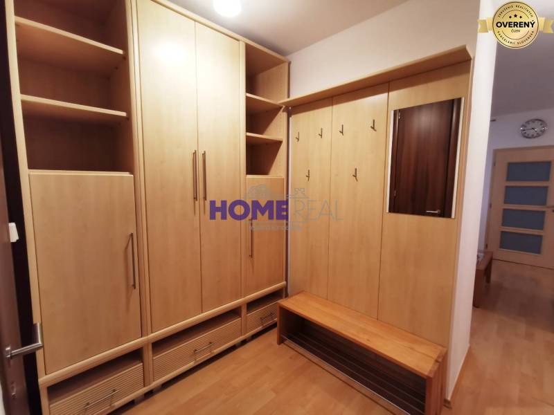 SLNEČNÝ KOMPLETNE ZARIADENÝ 2 IZB. BYT PRI ŠTRKOVECKOM JAZERE.  - Vstupná hala v 2-izbovom byte s nábytkom z dreveného dekoru a zrkadlom.