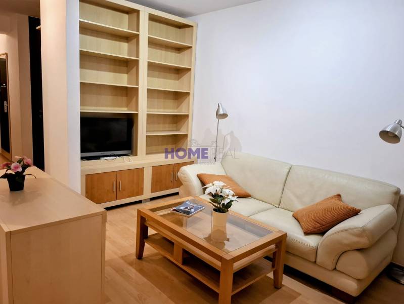 SLNEČNÝ KOMPLETNE ZARIADENÝ 2 IZB. BYT PRI ŠTRKOVECKOM JAZERE.  - Obývacia izba v 2-izbovom byte s koženou sedačkou a vstavanou policou.