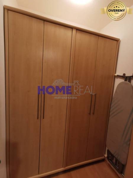 SLNEČNÝ KOMPLETNE ZARIADENÝ 2 IZB. BYT PRI ŠTRKOVECKOM JAZERE.  - V 2-izbovom byte vidno skriňu s dreveným dekorom a žehliacu dosku.