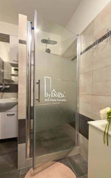 3-izbový zariadený byt, 78 m2, zasklenná loggia, Považská ul., Nitra - Sprchový kút s modernými obkladačkami a umývadlom v 3-izbovom byte.