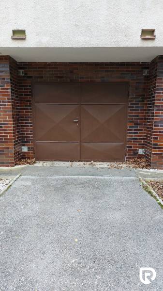 Predaj 3-izb bytu 75 m2 + garáž 18 m2, Trenčín - Pred poľom - Garáž Pred poľom v Trenčíne s hnedými bránami a tehlovým obkladom, 3-izbový byt.